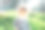 户外肖像可爱的1 - 2岁学步的女孩，穿着针织套衫，在城市公园玩，早春的天气图片下载