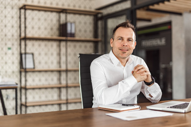 一个成功的商业主管在工作的肖像。图片下载