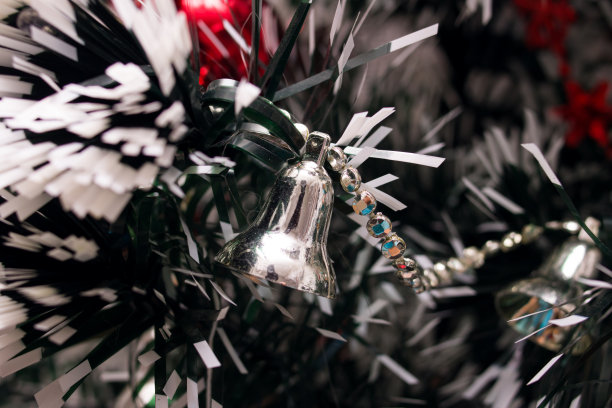 云杉树枝上的红色圣诞装饰图片下载