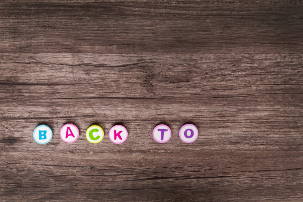 俯视图平躺男孩手打字母表回学校在木制的背景与复制空间图片下载