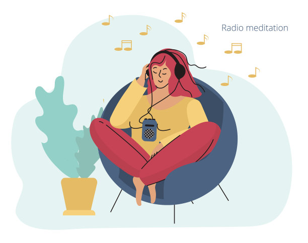 一个女孩戴着耳机坐在椅子上听收音机图片下载