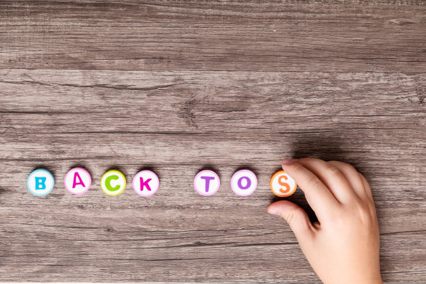 俯视图平躺男孩的手打字母表回到学校与复制空间木制背景图片下载