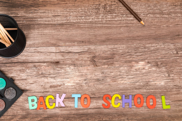 俯视图平躺男孩手打字母表回学校在木制的背景与复制空间图片下载