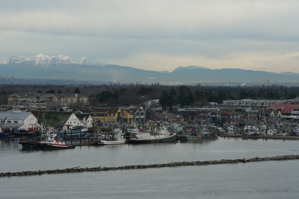 菲泽河上的渔船停靠在史蒂夫顿渔村，这是加拿大西部与太平洋相连的典型港口小镇。照片摄于集装箱船。图片下载