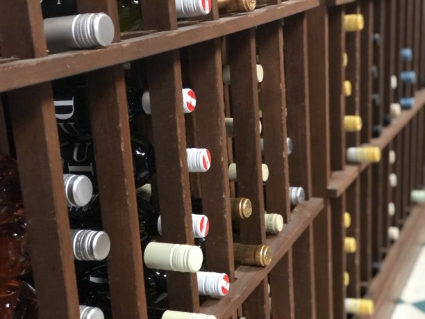 搁在架子上的酒瓶图片下载