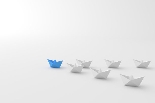 领导概念，蓝色的领导船领导白色的船，在白色的背景与空白的复制空间图片下载