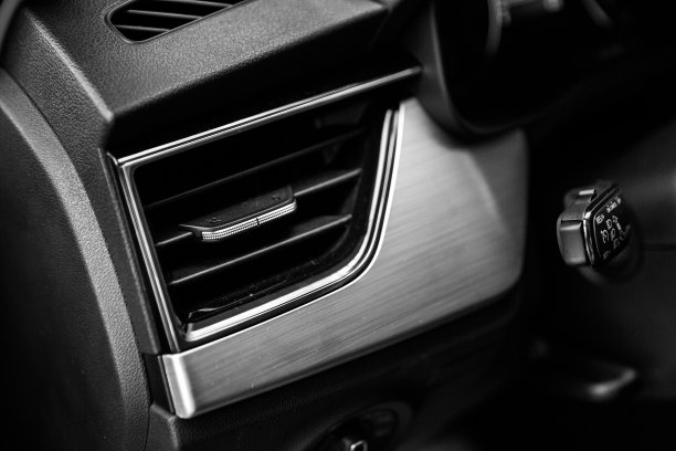 汽车空调系统上有控制台格栅面板，通风换气。靠近导流板图片下载