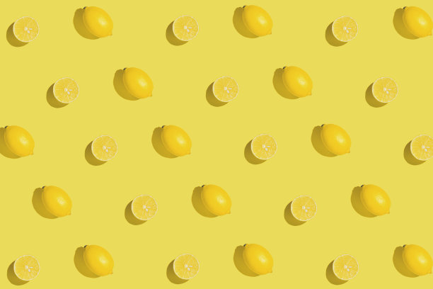 以新鲜柠檬为背景的创意布局。图片下载
