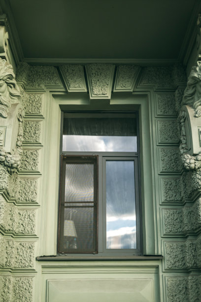 建筑细节。垂直拍摄。折衷风格的绿色房子的片段图片下载