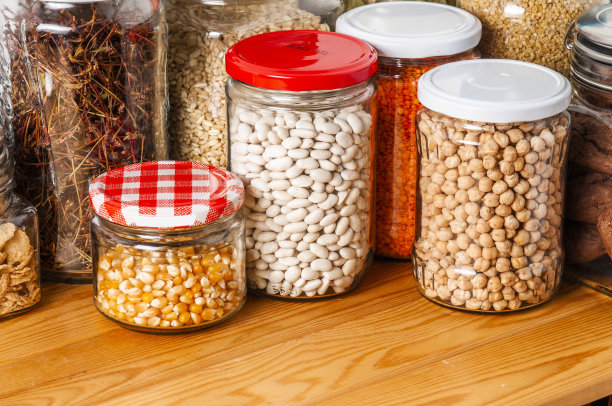 厨房储藏室里装满豆类的玻璃罐子图片下载