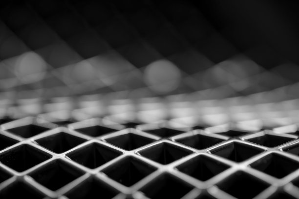 抽象的黑色背景与方块在前景和散景背景与copyspace图片下载
