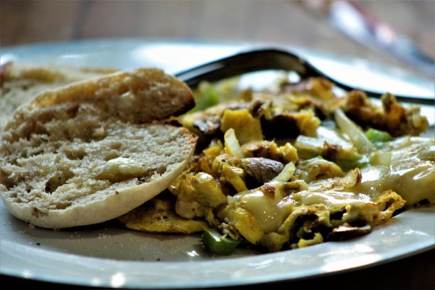 版税免费照片-美丽的早餐盘-最佳品尝早餐背景网站，食物博客，或广告-孤立的近距离西方争夺战融化瑞士奶酪和英国松饼-食物背景艺术-菜单照片图片下载