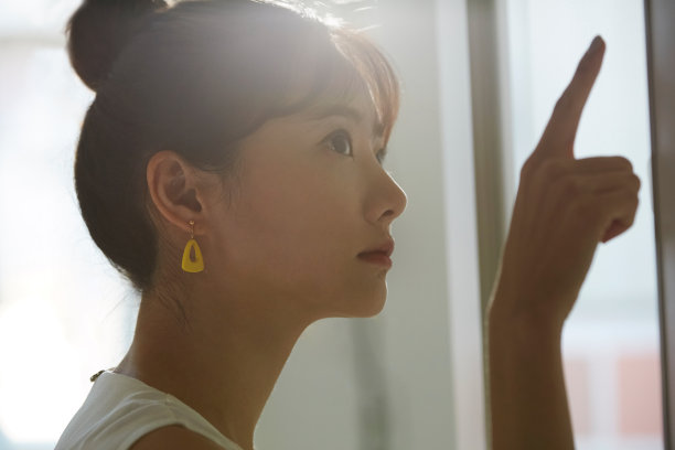 一位年轻的亚洲女商人认真地思考着图片下载