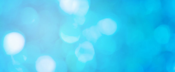 抽象模糊蓝色渐变背景与散景圆光的夏季假期设计概念图片下载