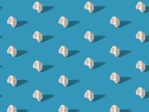 最小的概念。时尚的背带图案，由各种背带在明亮的浅蓝色背景。图片下载