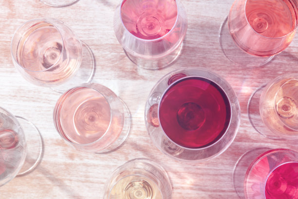各种各样的葡萄酒，从上面的酒杯图片下载