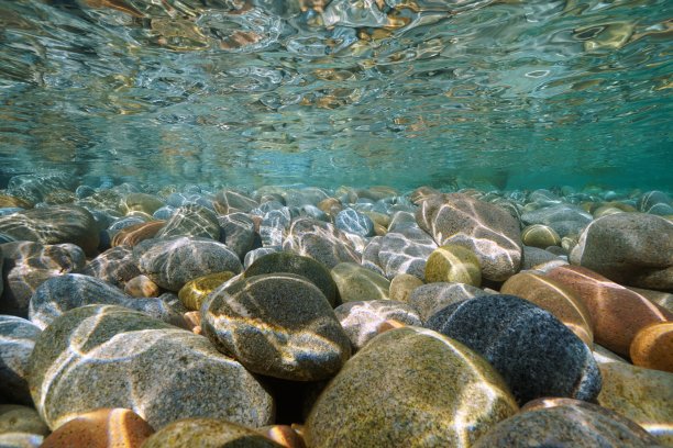 鹅卵石在水面下的石头图片下载