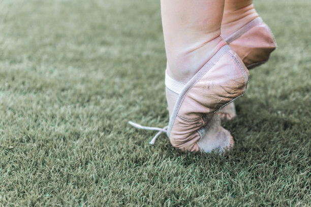 用芭蕾舞鞋拉伸脚趾的特写图片下载