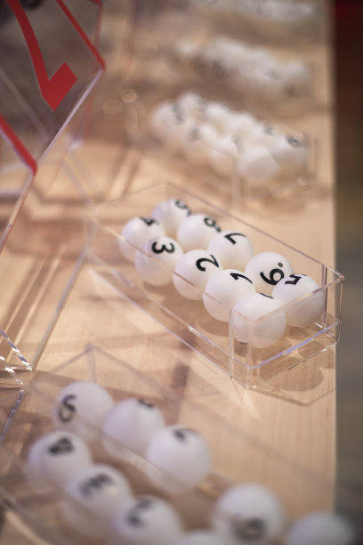 彩票游戏用的白球。图片下载