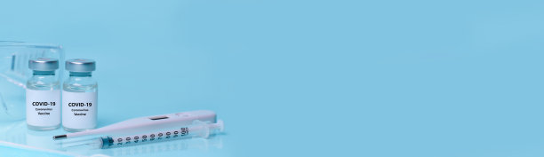 药瓶、药瓶、疫苗、注射器、口罩、体温计和防护眼镜。医学、保健和科学的概念。冠状病毒疫苗和免疫力提高。为文本复制空间。图片下载