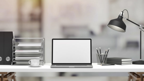 3D渲染，办公桌与笔记本电脑，文具，灯和办公用品在模糊的背景图片下载