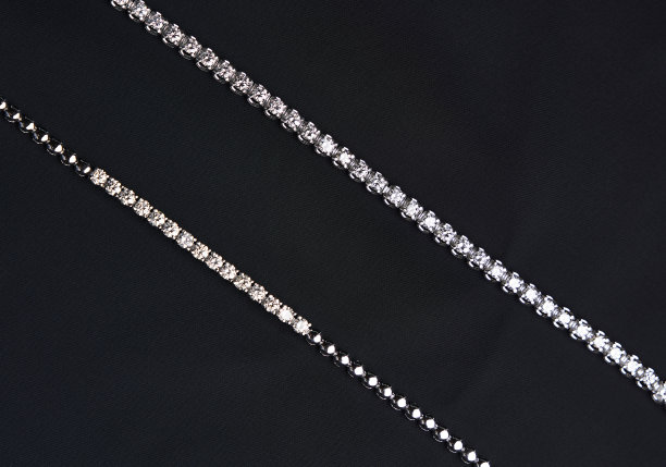 铂金手镯与钻石在黑色丝绸背景图片下载
