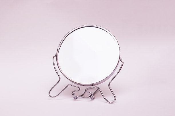 灰色背景上的圆形金属镜图片下载