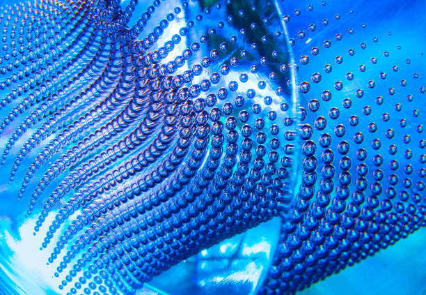 不同寻常的蓝色抽象背景，由玻璃中的气泡创造。软的焦点。图片下载