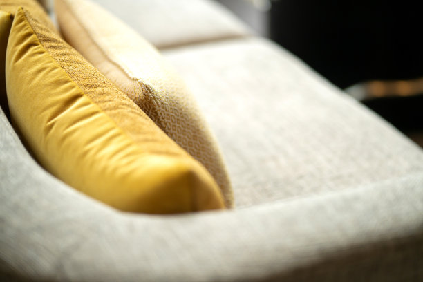 在花园庭院酒店区沙发上合上柔软的枕头靠垫家具设计理念图片下载