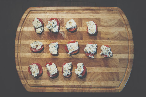 番茄配奶酪。素食餐开胃菜。图片下载