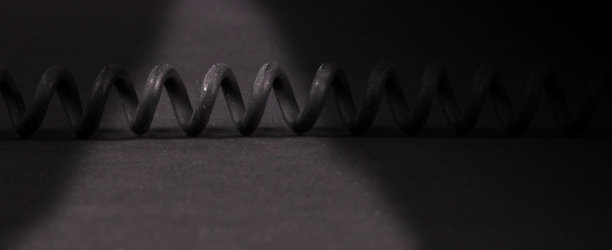 又旧又脏的黑色电话线(老式)，与世隔绝图片下载