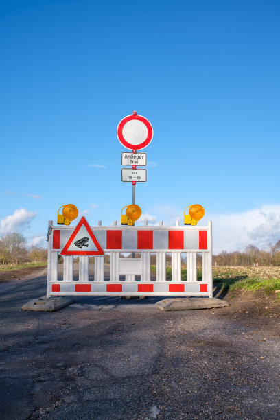 有蟾蜍迁徙标志的路障。在春季迁徙期间，道路封闭，以保护两栖动物。动物福利措施。低角度的观点。图片下载