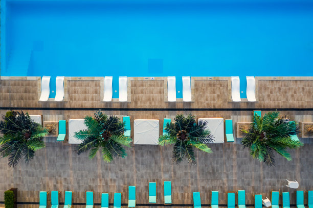 一个空游泳池的俯视图图片下载