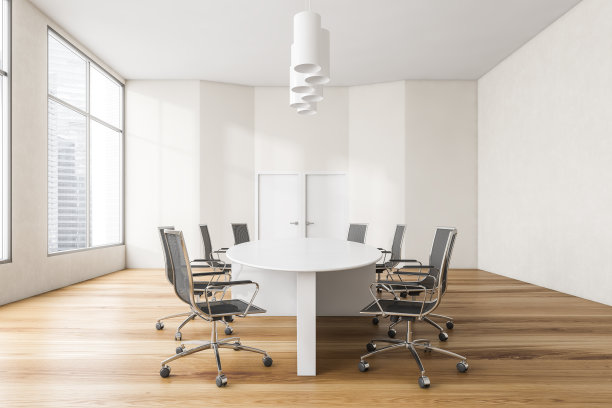 白色木制会议室，现代家具和窗户图片下载