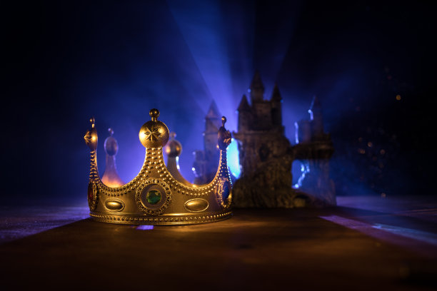 木制桌子上的美丽女王/国王王冠的低调形象。的过滤。中世纪幻想图片下载