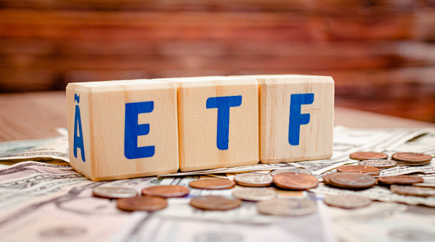 在一张桌子上，用蓝色字母拼成的“ETF”(交易所交易基金)字样的木方。投资理念的照片。图片下载