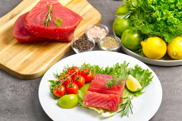 金枪鱼寿司，金枪鱼片，金枪鱼生鱼片配蔬菜。健康饮食搭配海鲜，我们在家做饭图片下载