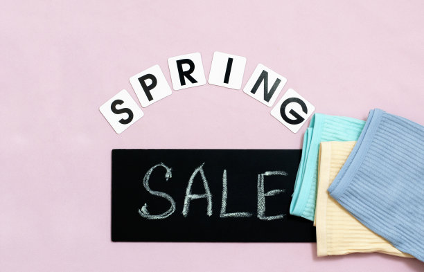 创意俯视图平铺春季销售文字粉彩背景复制空间极简主义风格。模板时尚女性博客社交媒体销售商店促销设计购物概念图片下载