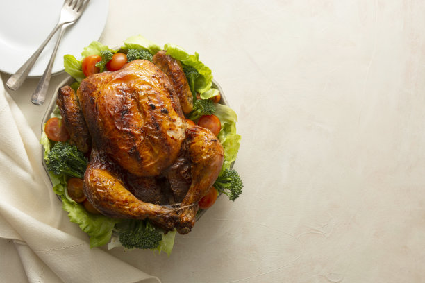 整只鸡烤制，配新鲜蔬菜。拷贝空间，俯视图。图片下载