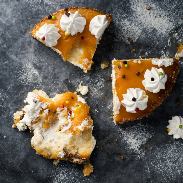 灰色的石头表面上有一块块的蛋糕图片下载