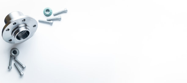 汽车配件。一套新的金属汽车零件。汽车机械备件或汽车零件隔离在白色横幅背景上。机械齿轮技术与空间为文本。图片下载