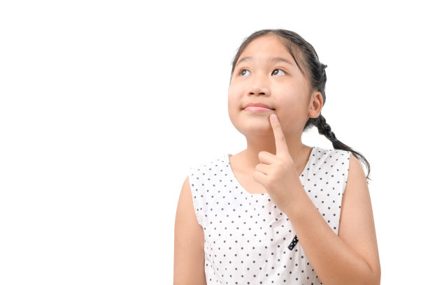 可爱的亚洲小女孩一边看着复印室一边想，图片下载