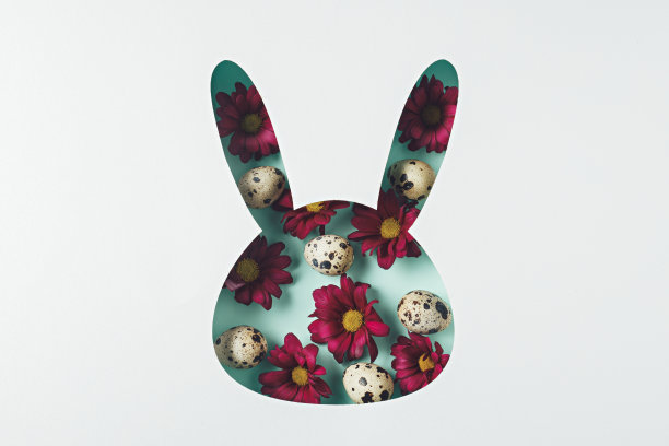 复活节兔子与鲜花和鹌鹑蛋在明亮的白色背景图片下载