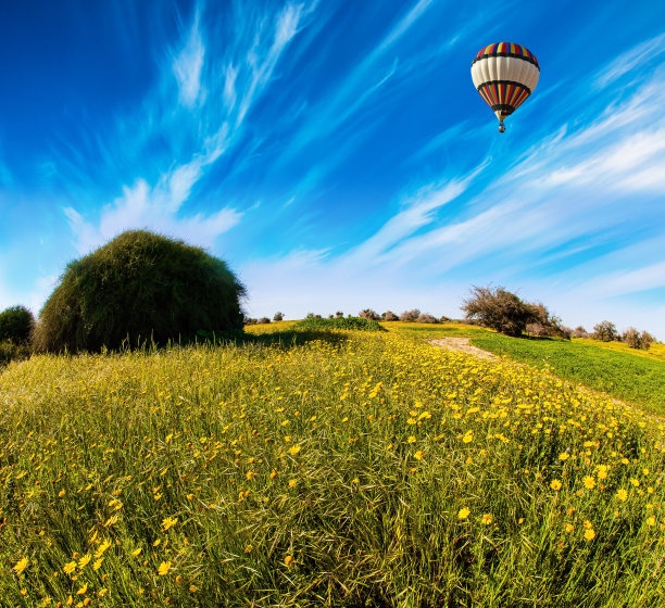 蓝色天空与春日云彩图片下载