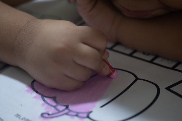 小男孩喜欢在纸上画画。有选择性的重点图片下载