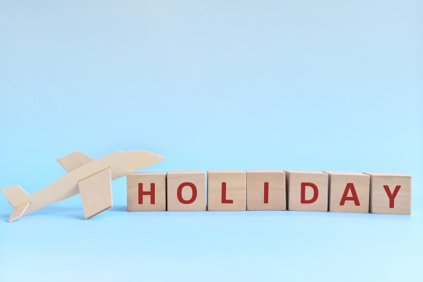 木制飞机模型与天蓝色的背景块。喜欢旅游和度假的概念。图片下载