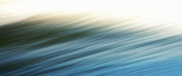 明亮的绿松石蓝色波浪和金色的阳光运动模糊平移海景。速度摄影在船上为抽象宁静的行动背景。图片下载