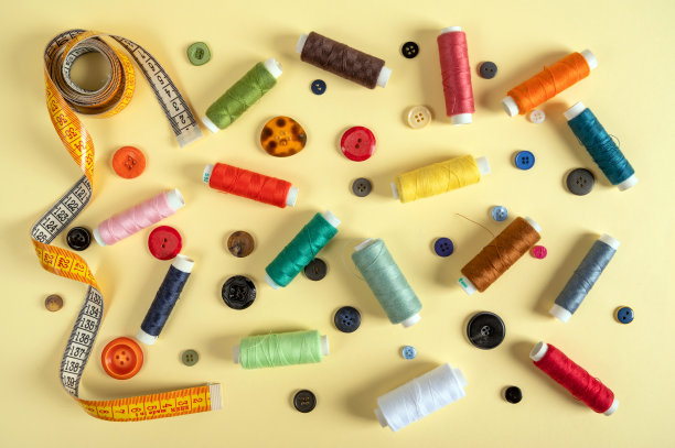 缝纫配件。黄色背景上的缝纫设备图片下载