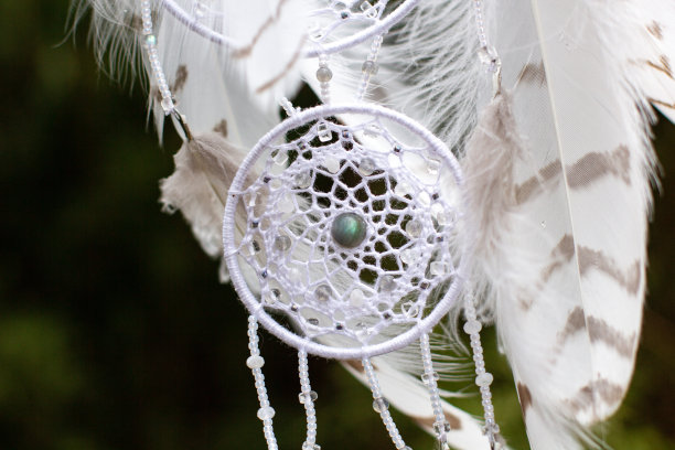 手工捕梦网，用羽毛、线和珠子绳挂图片下载