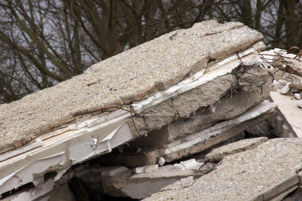 在拆除工作中的混凝土和钢板结构图片下载